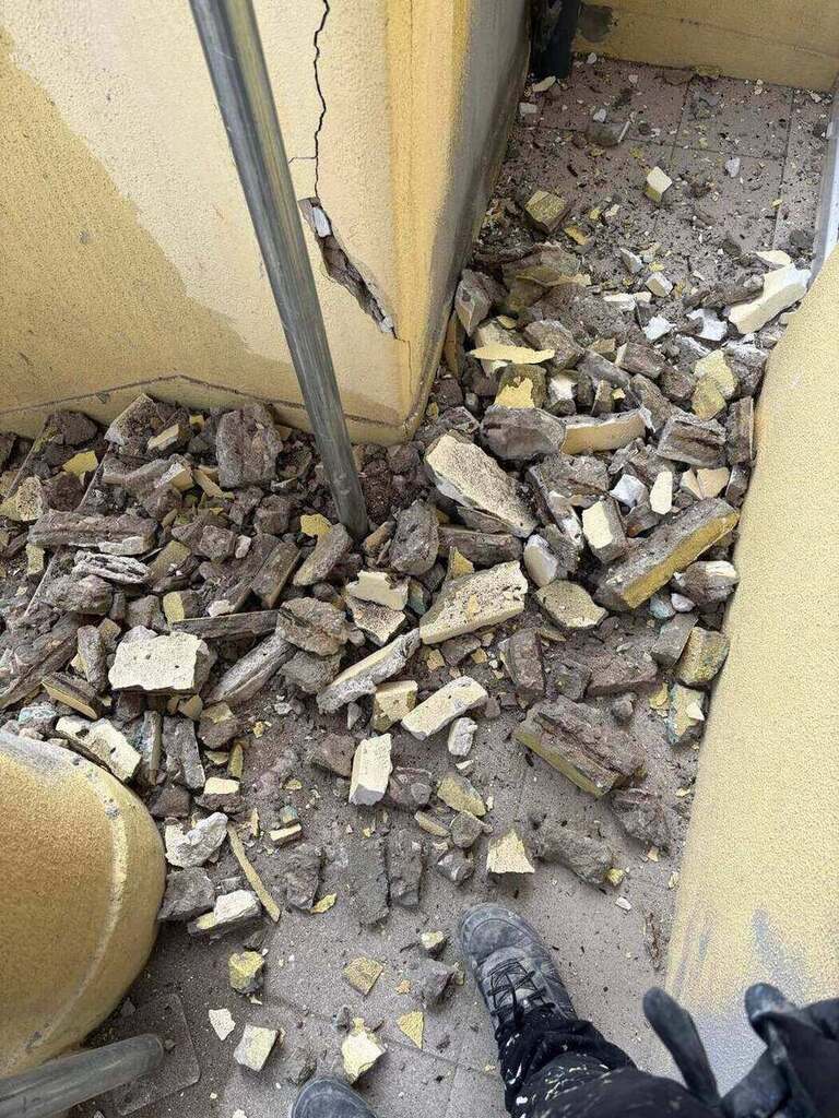 Picagem e remoção de betão degradado durante o restauro de fachada: Lisboa