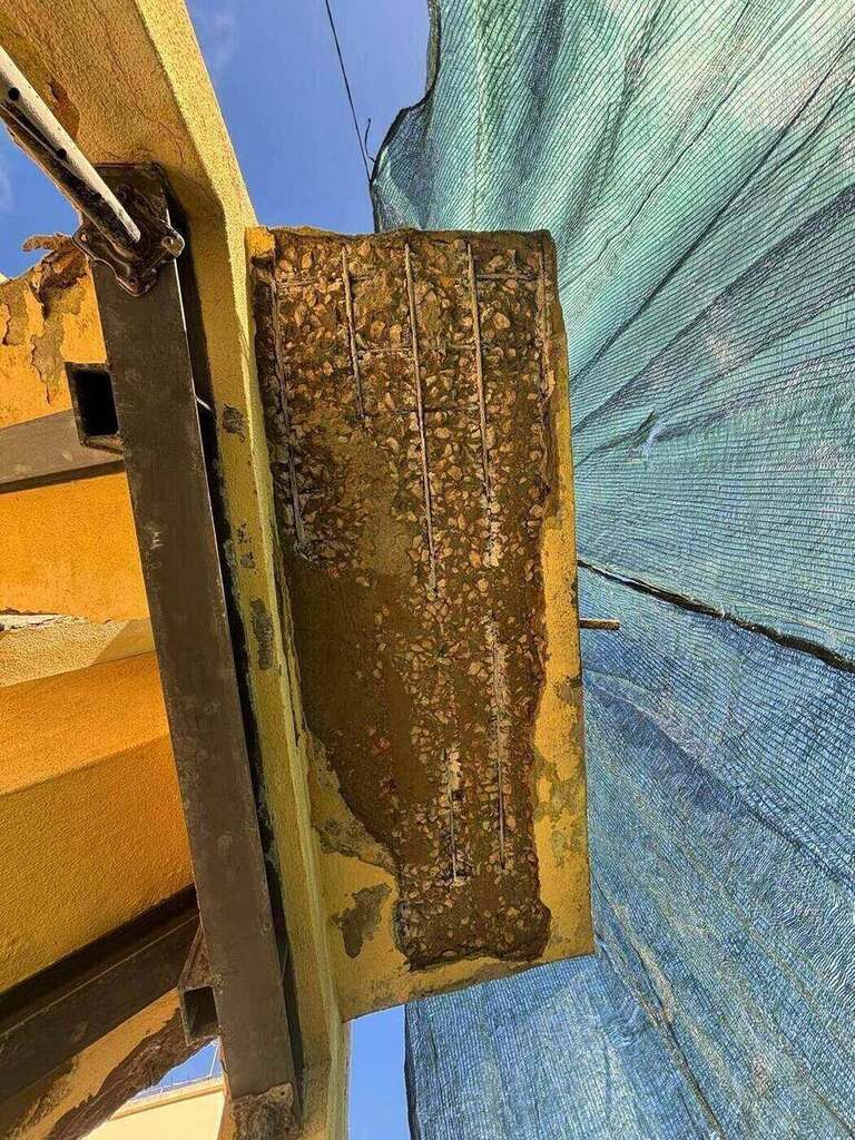 Viga de betão armado com armaduras à vista para tratamento anticorrosão: Lisboa