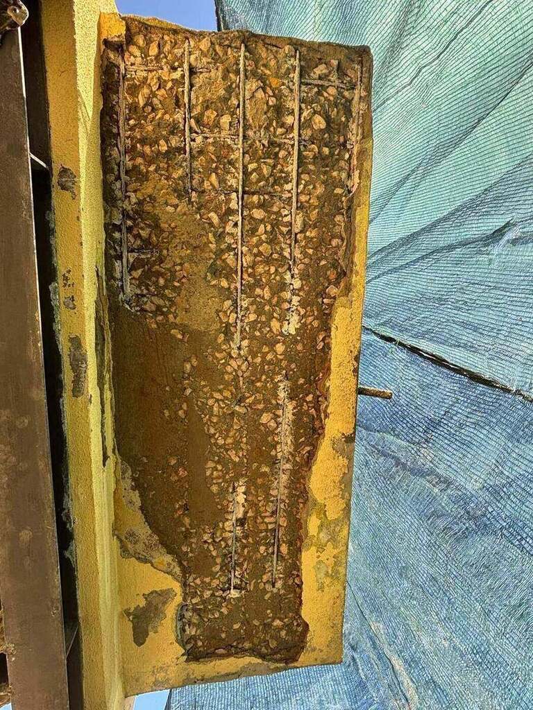 Laje de varanda com betão degradado e armadura exposta