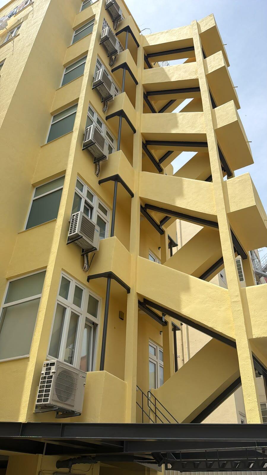 Escada exterior restaurada e pintada de fresco após a intervenção | RJ Vertical