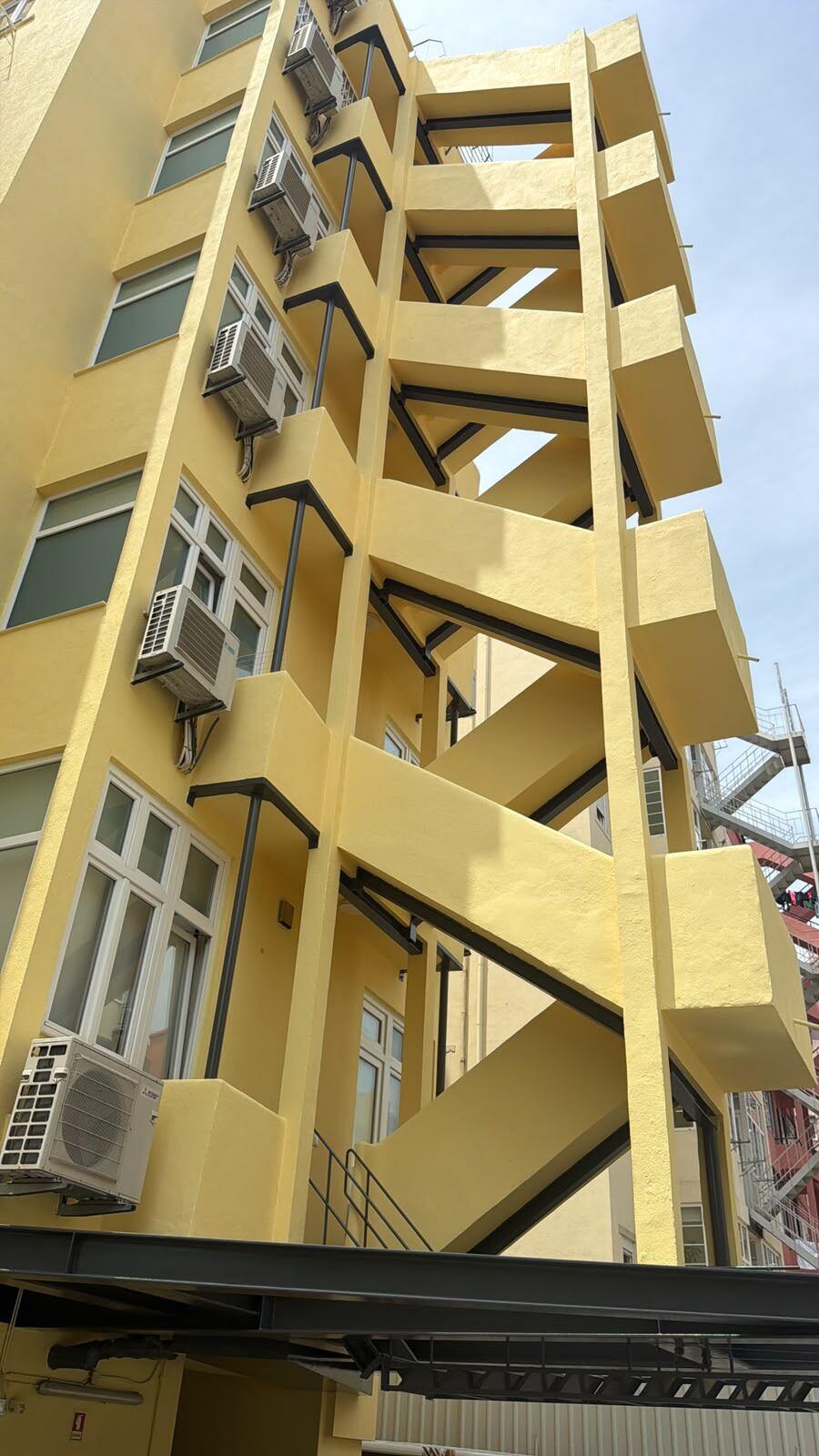 Escada e estrutura da fachada pintadas após o restauro: Av. Almirante Reis, Lisboa