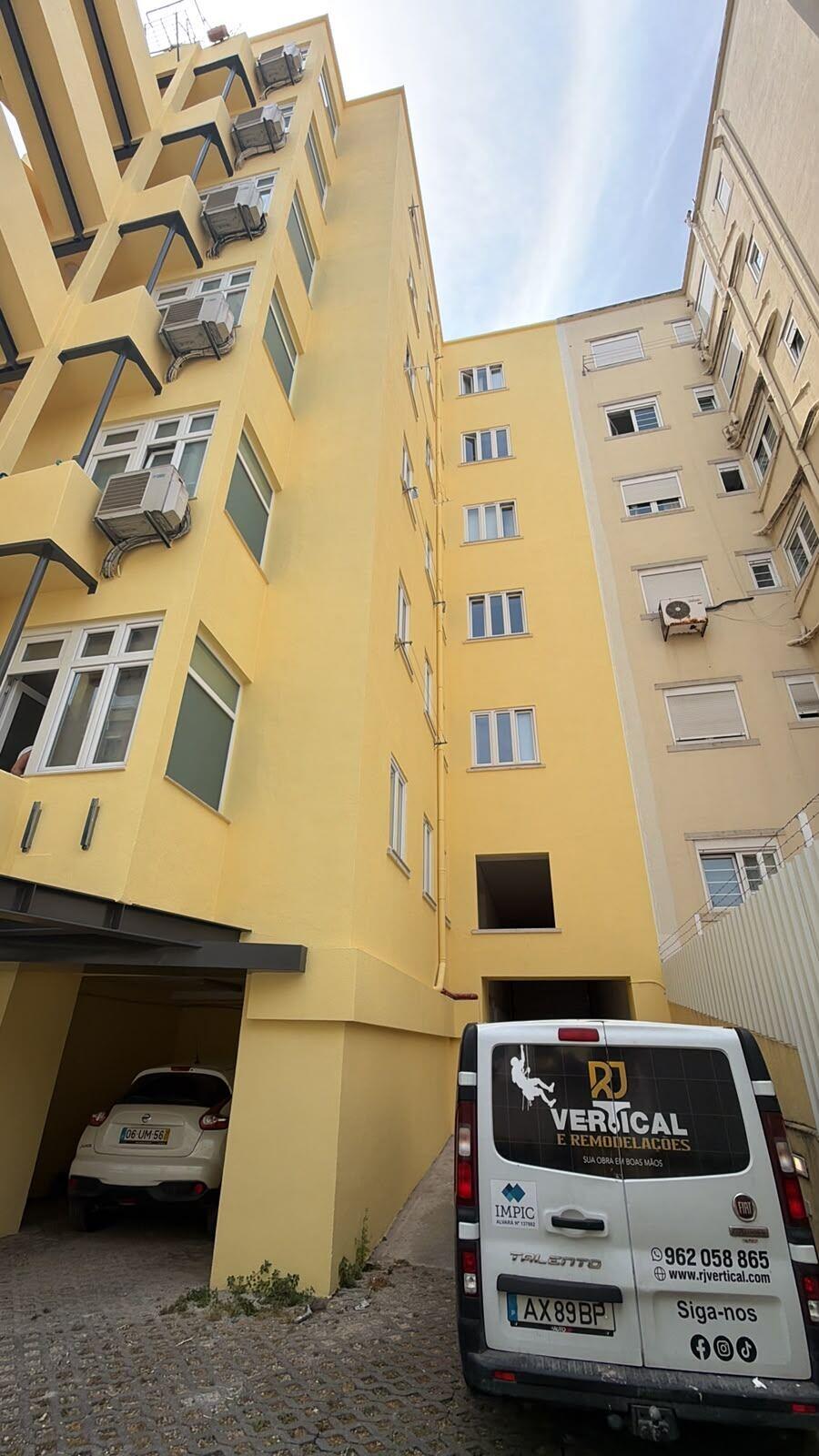 Carrinha da RJ Vertical em obra na Av. Almirante Reis, Lisboa: restauro de fachada por corda