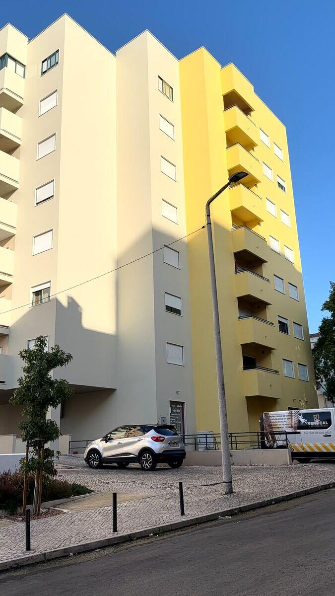 Fachada de prédio no Barreiro pintada por acesso por corda | RJ Vertical