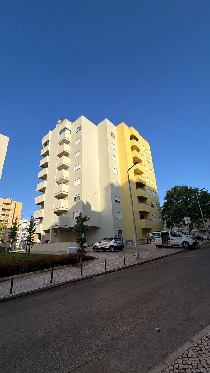 Varandas em consola do prédio no Barreiro depois da reparação e pintura da fachada