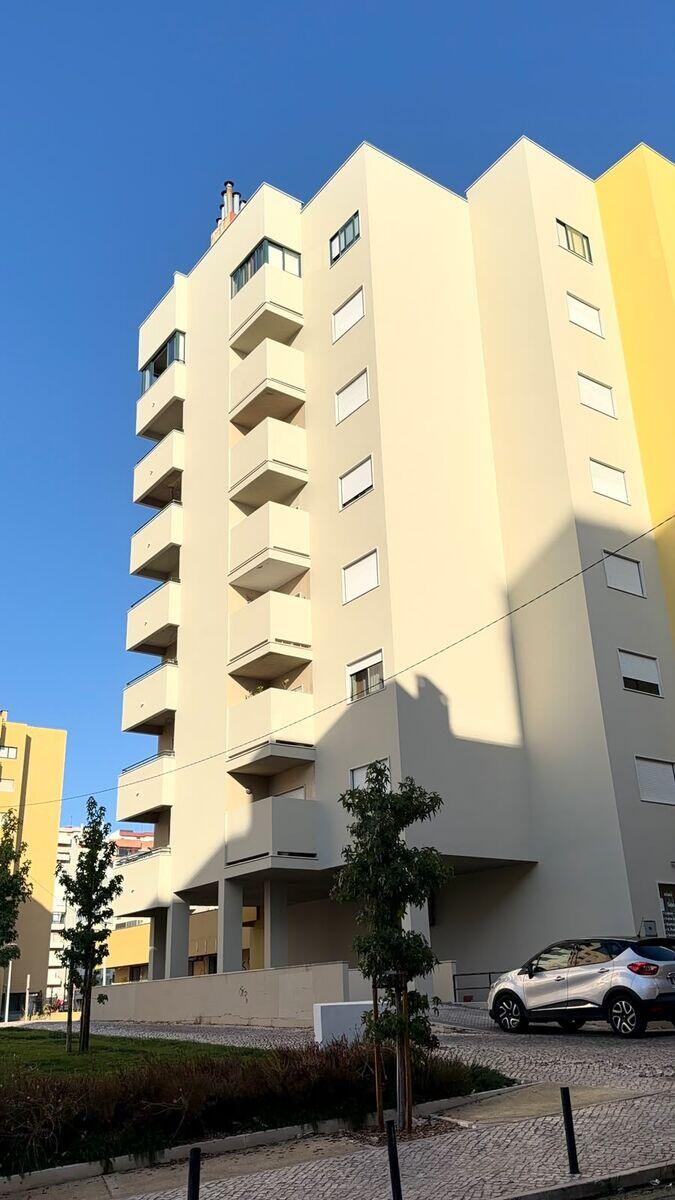 Volume lateral em amarelo na fachada reabilitada no Barreiro