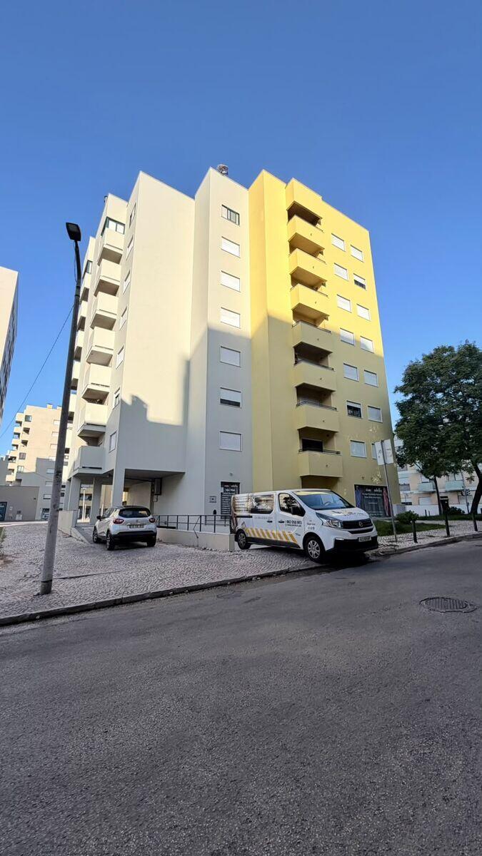 Piso térreo sobre pilotis do prédio no Barreiro após a pintura completa da fachada