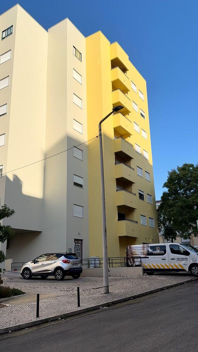 Equipa da RJ Vertical na obra de pintura de fachada no Barreiro