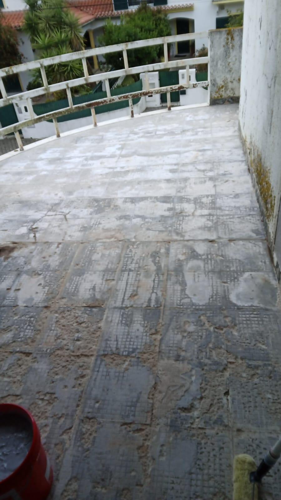 Antes: pavimento do terraço degradado, com juntas abertas e infiltração