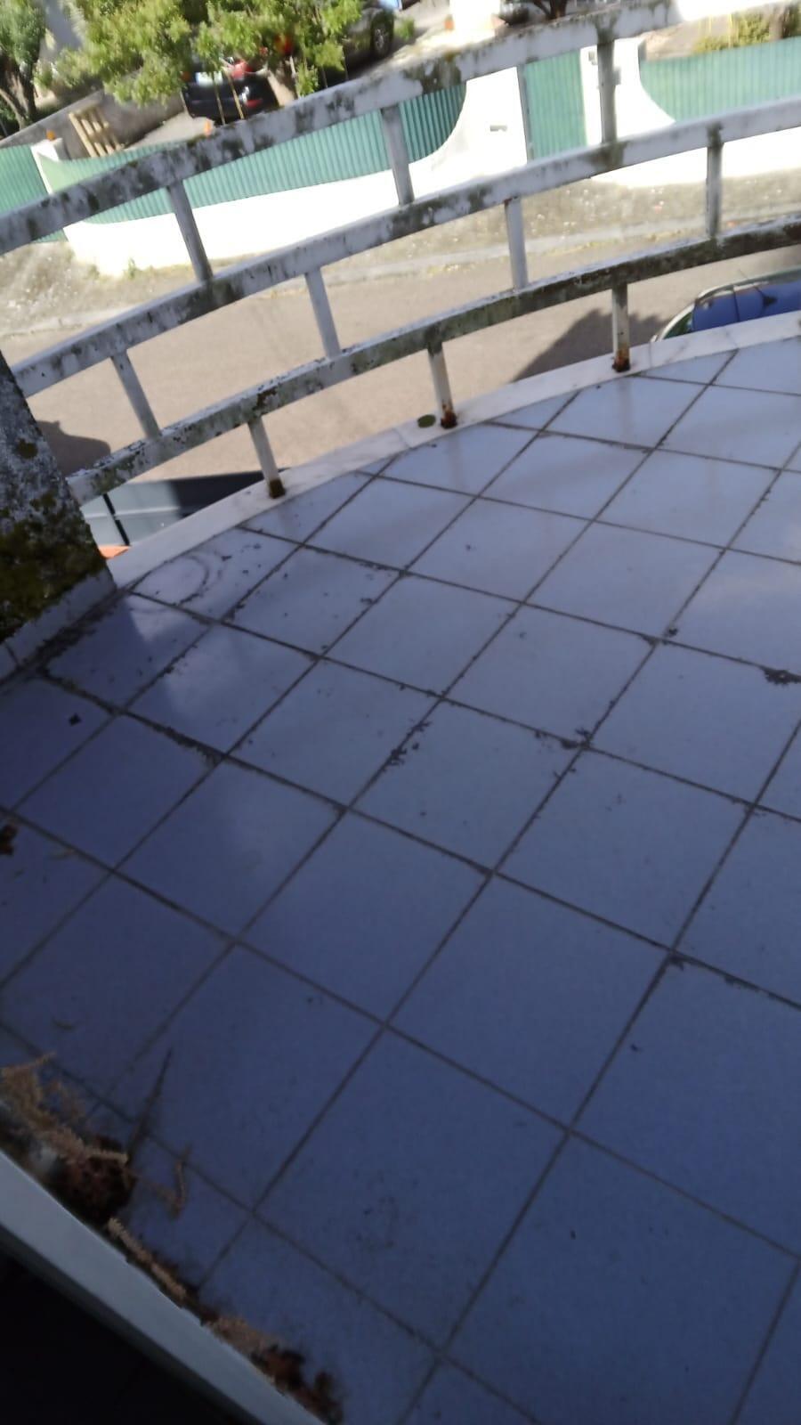Camada impermeabilizante concluída no terraço, pronta a receber o pavimento