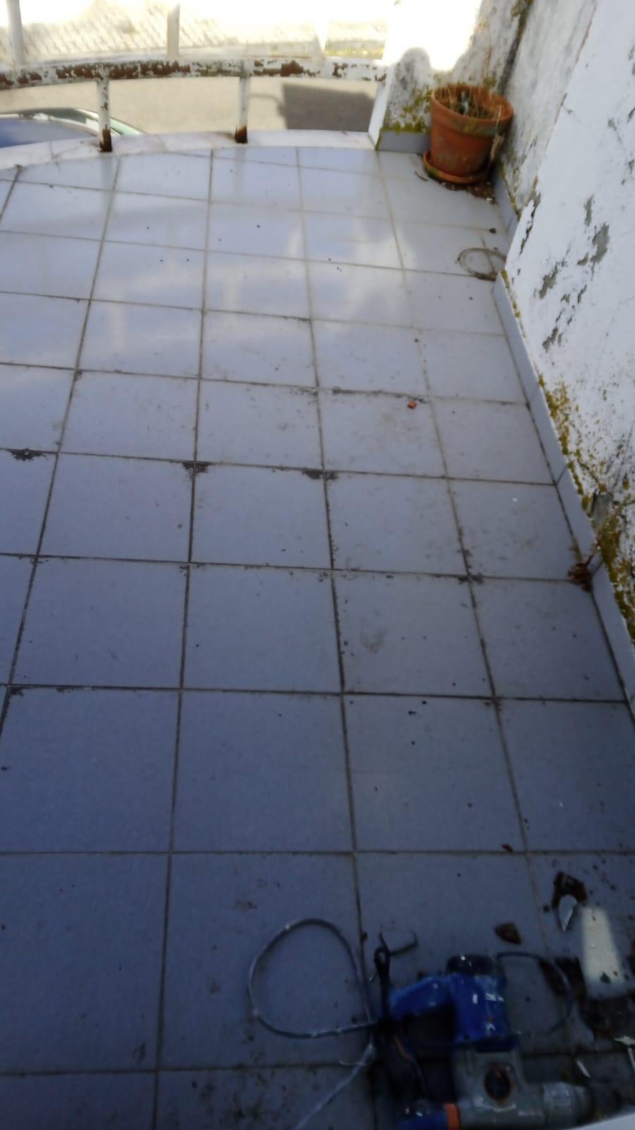 Antes: mosaico velho do terraço, já em preparação