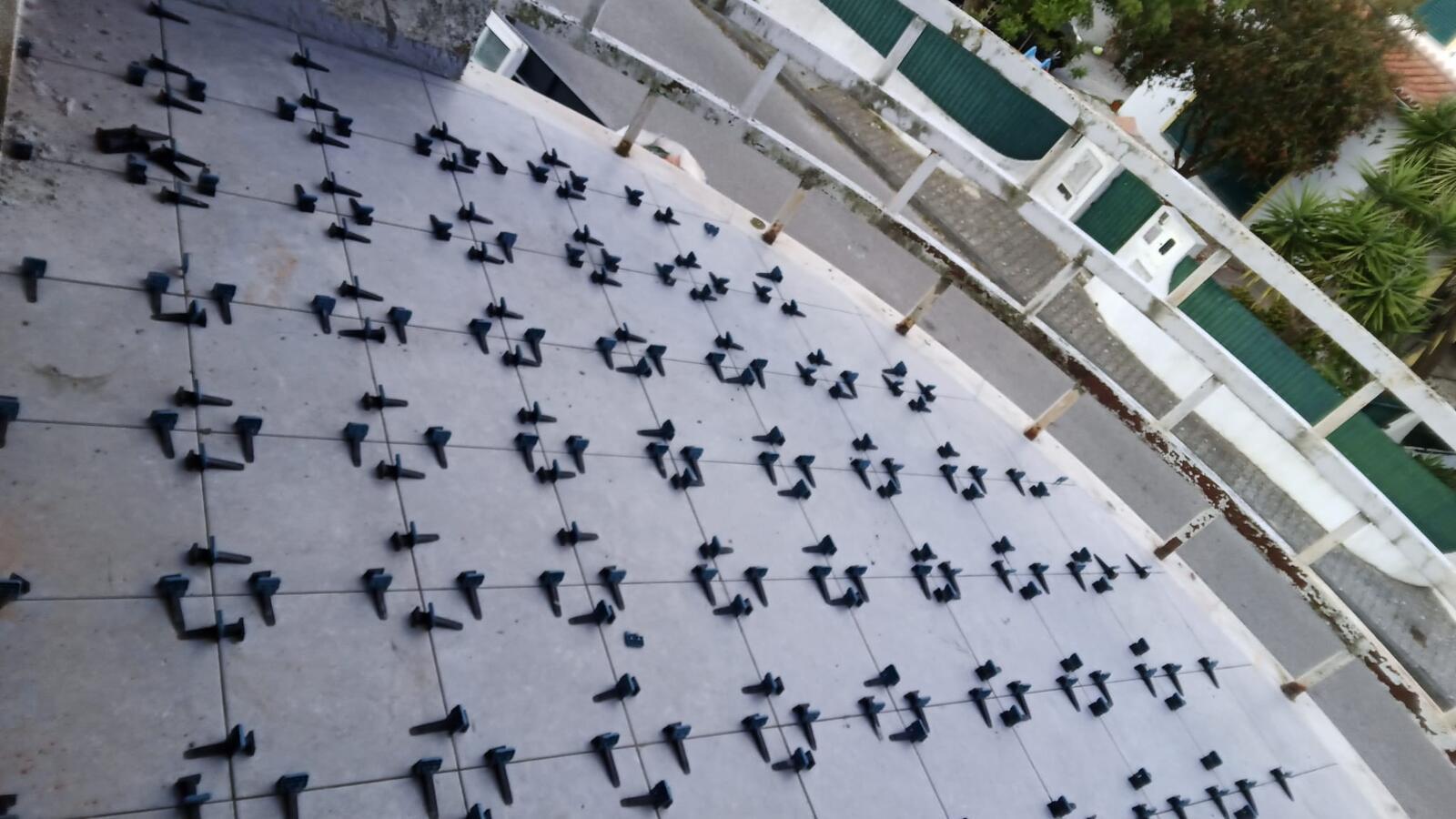 Nivelamento controlado peça a peça, para não ficar degrau entre mosaicos