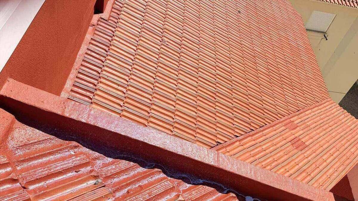 Murete e platibanda pintados, a contrastar com a telha limpa
