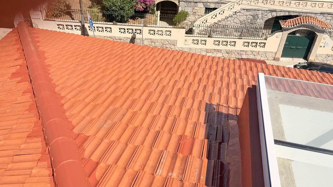 Telhado concluído sobre a zona de acesso