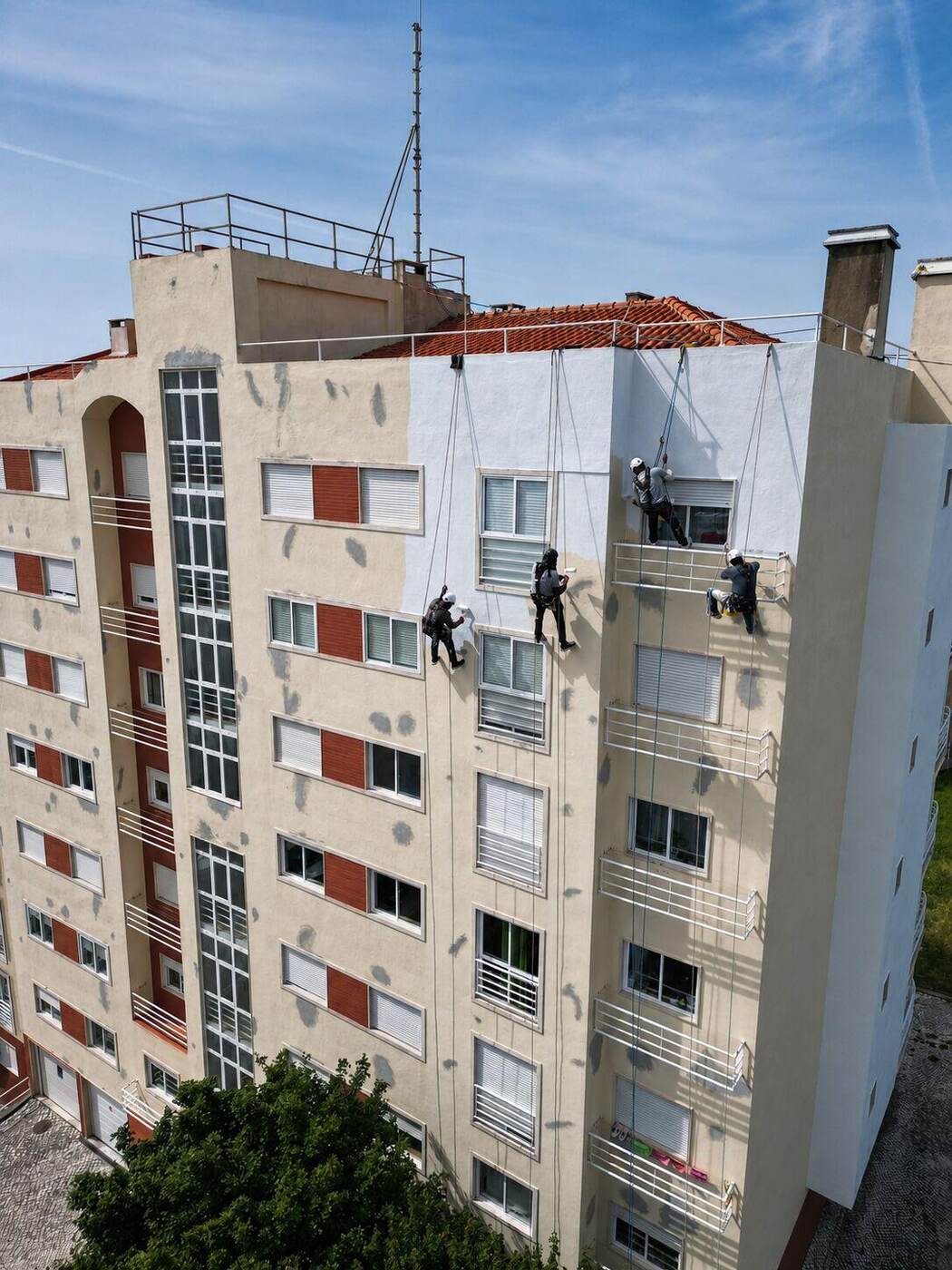 Pintura de fachada de prédio por rappel em Lisboa
