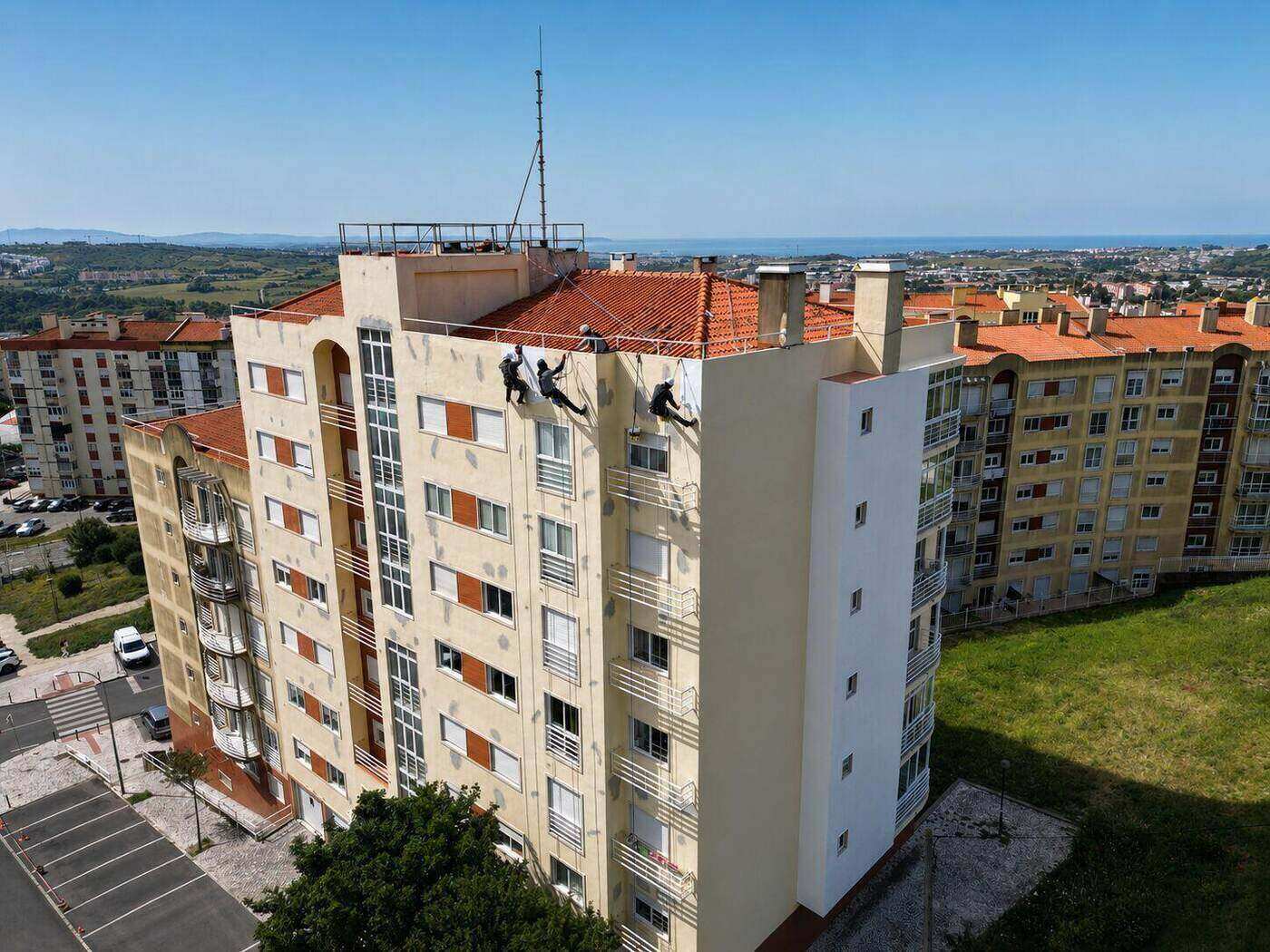 Vista aérea do prédio durante a pintura de fachada por rappel: Lisboa