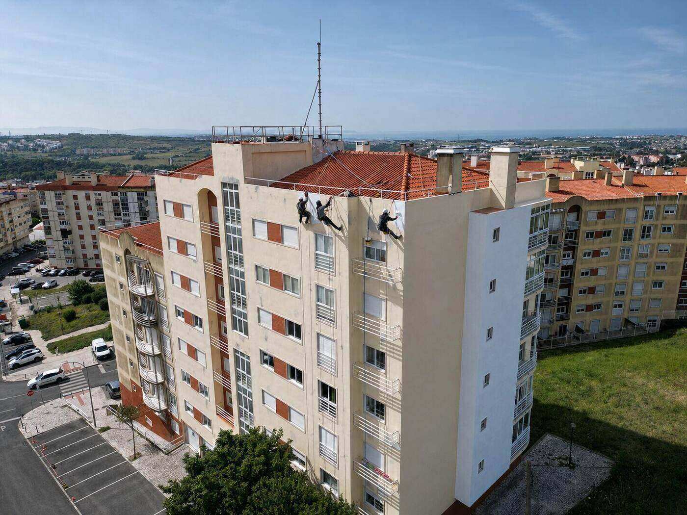 Pintura de fachada de prédio alto por rappel em Lisboa