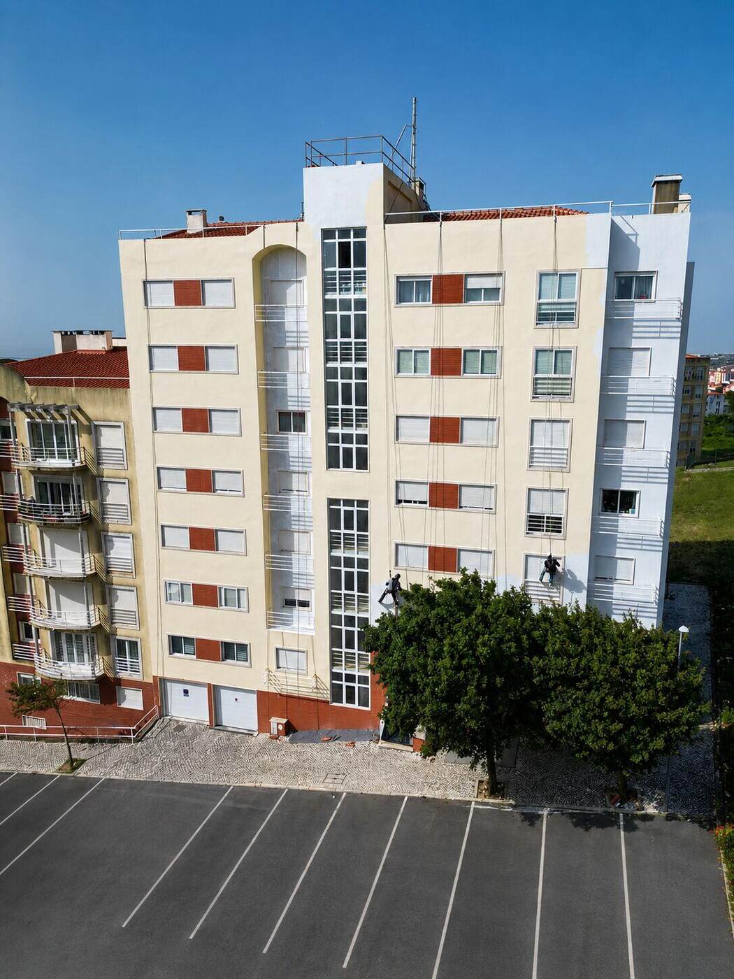 Fachada do prédio em pintura por acesso por corda, sem andaimes: Lisboa