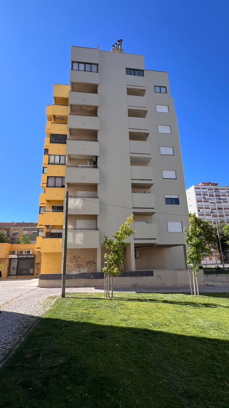 Fachada de prédio reabilitada e pintada por acesso por corda no Barreiro | RJ Vertical