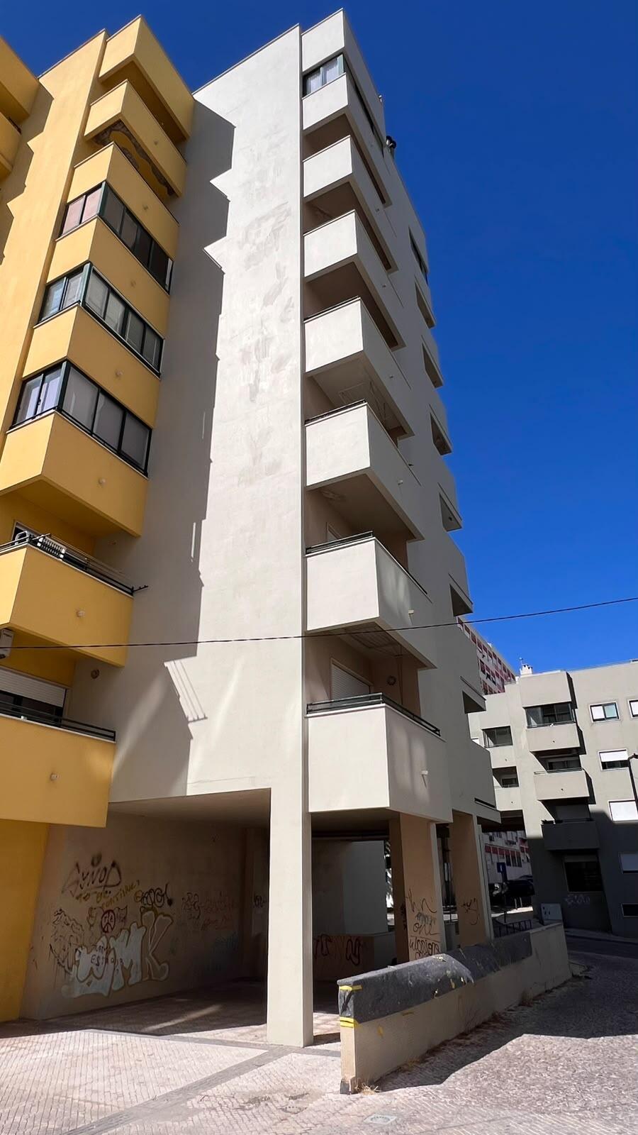 Prédio com fachada recuperada por rappel no Barreiro | RJ Vertical