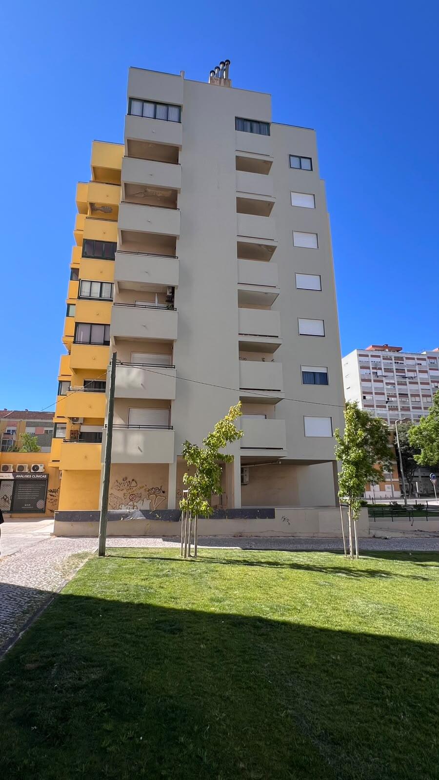 Reabilitação de fachada de edifício alto no Barreiro | RJ Vertical