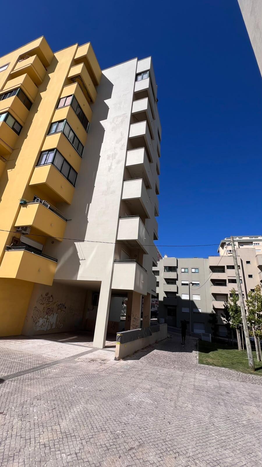 Reabilitação e restauro de fachada de prédio por corda no Barreiro | RJ Vertical