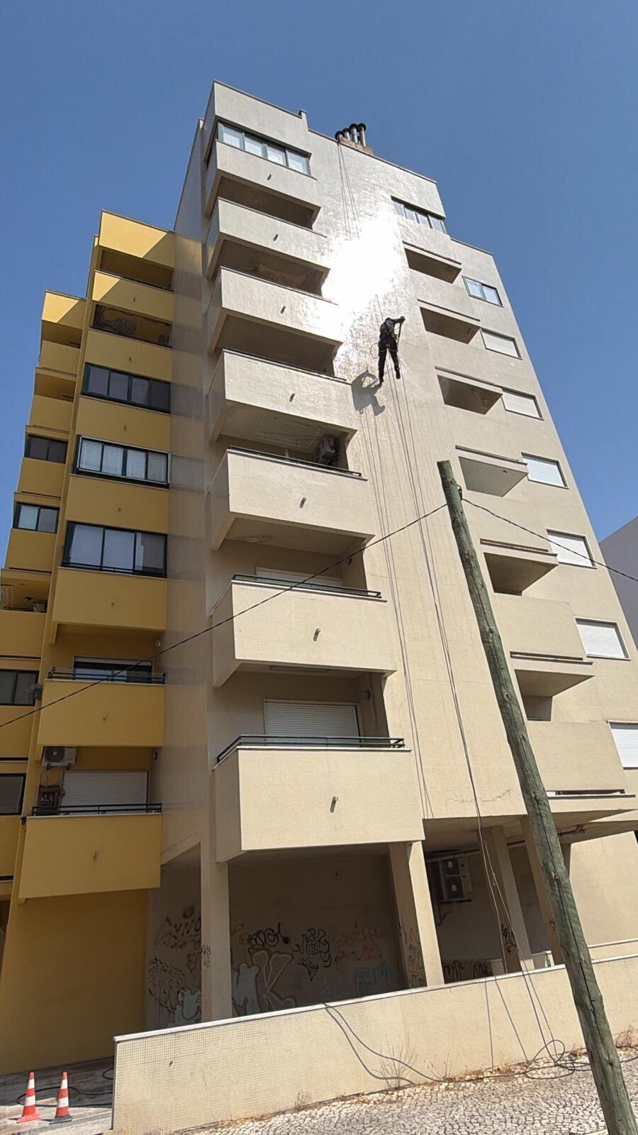 Pintura de fachada de prédio por corda em Lisboa | RJ Vertical
