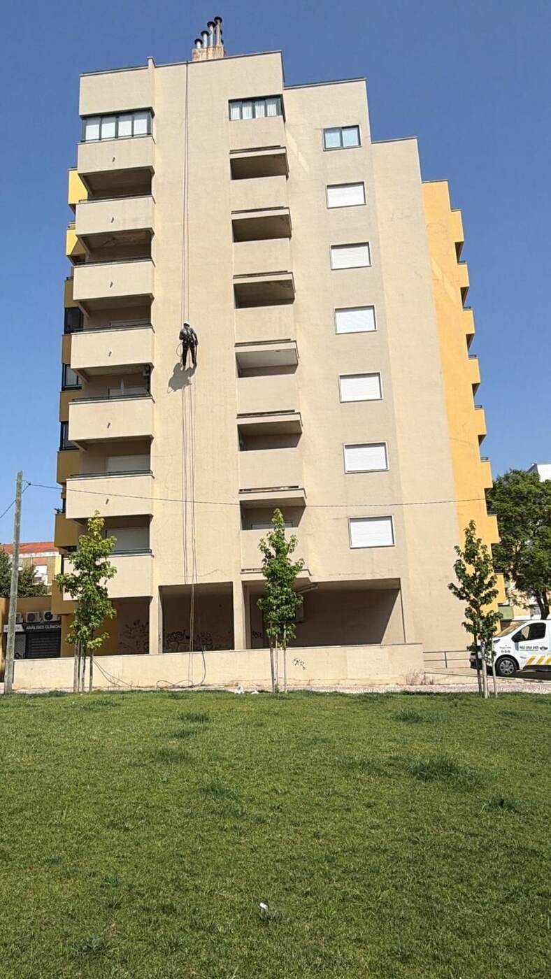 Pintura de fachada de edifício por rappel, sem andaimes: Lisboa