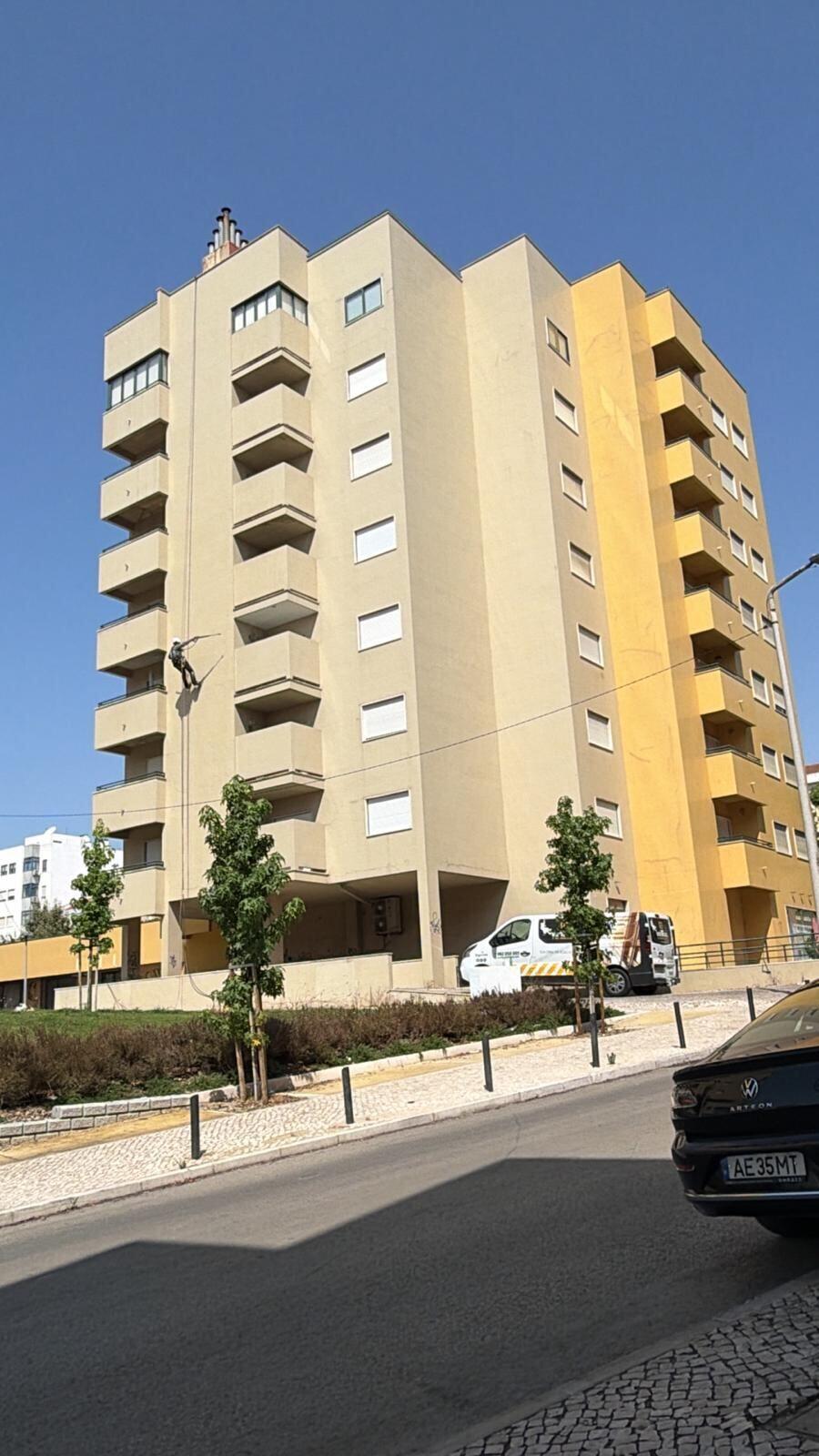 Pintura em altura por acesso por corda num prédio de Lisboa