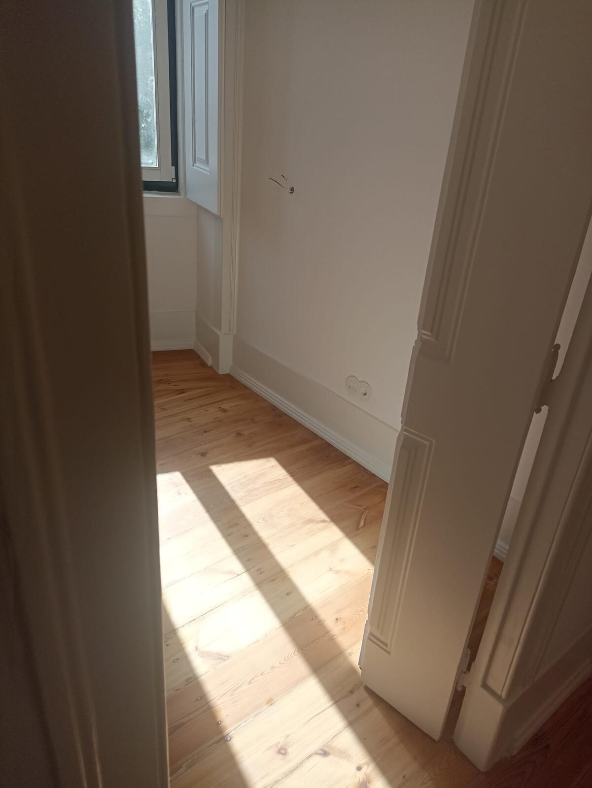 Divisão de apartamento remodelado pela RJ Vertical, paredes brancas e soalho