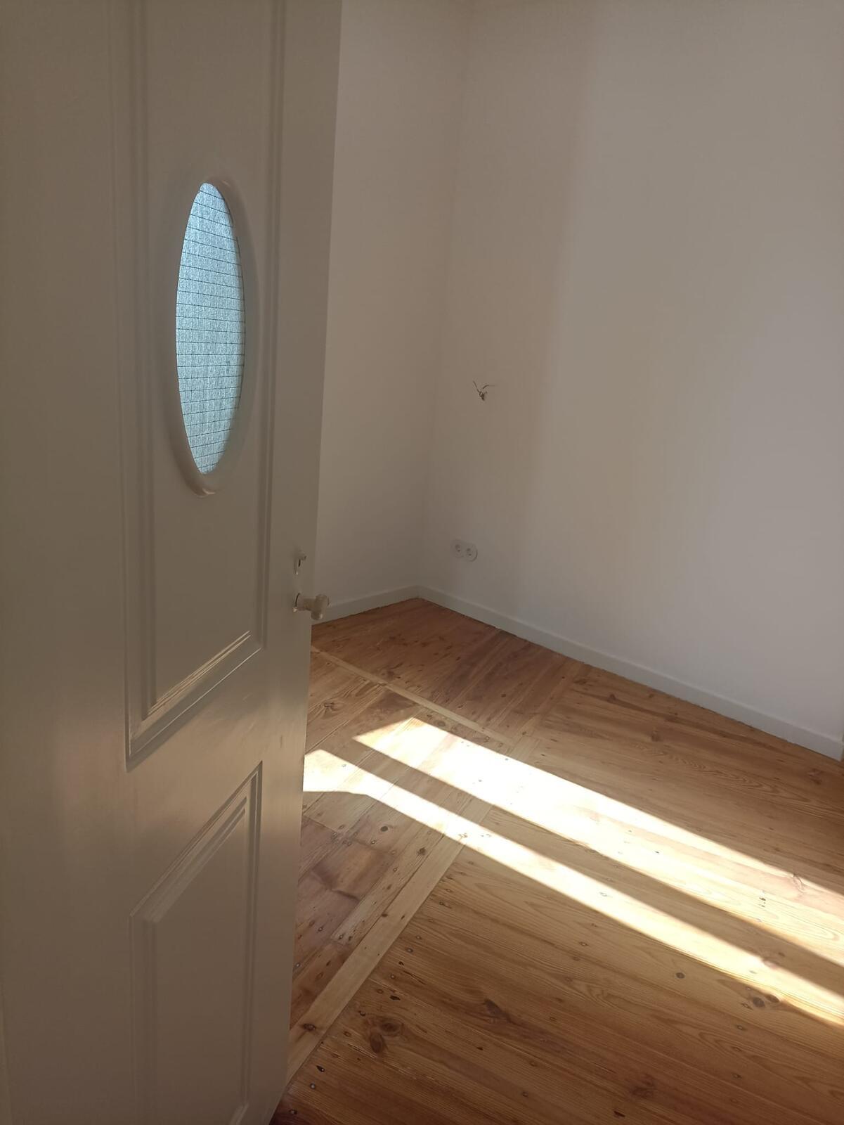 Porta original restaurada, com o postigo em vidro martelado
