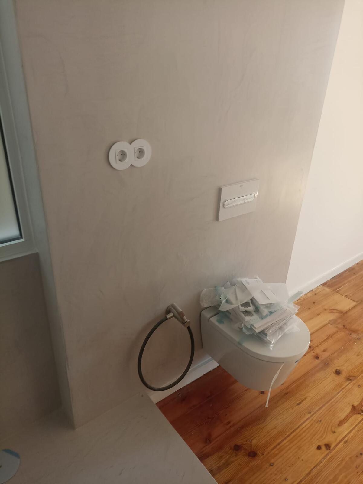 Divisão de apartamento remodelado pela RJ Vertical, paredes brancas e soalho