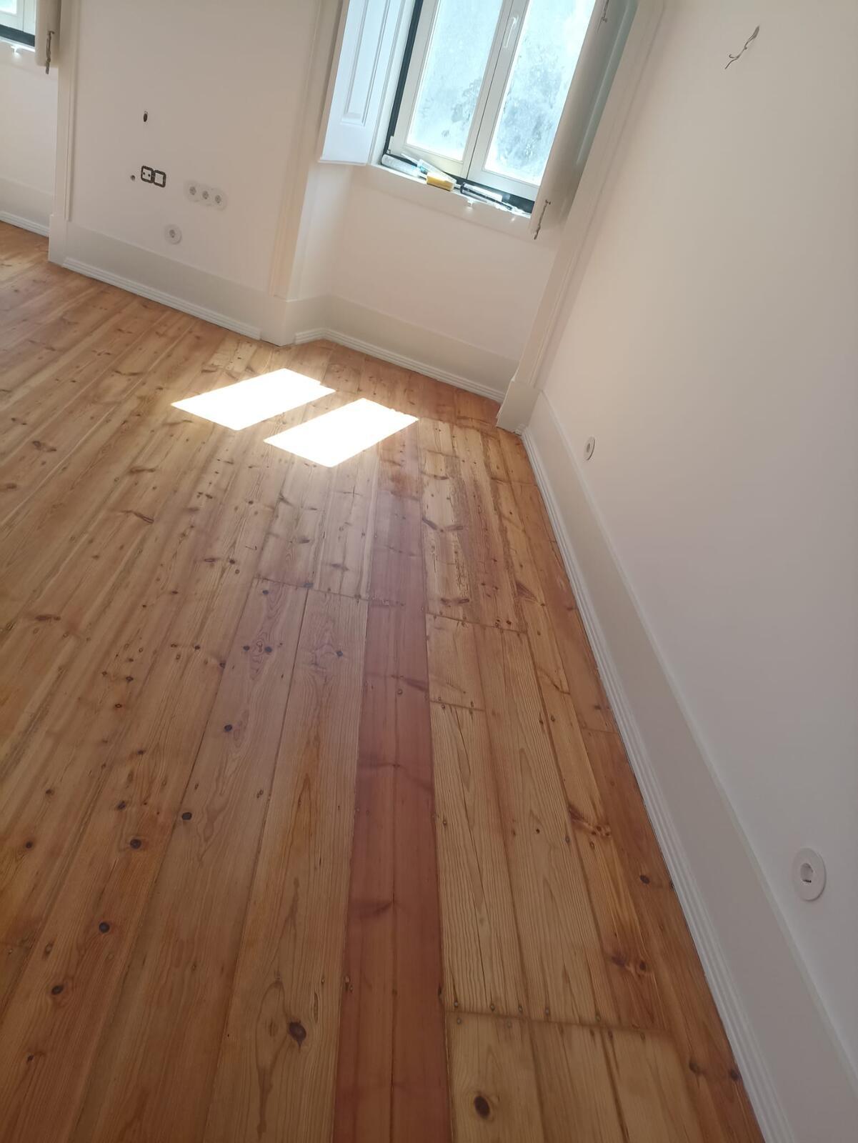 Quarto acabado, com o soalho recuperado e paredes pintadas