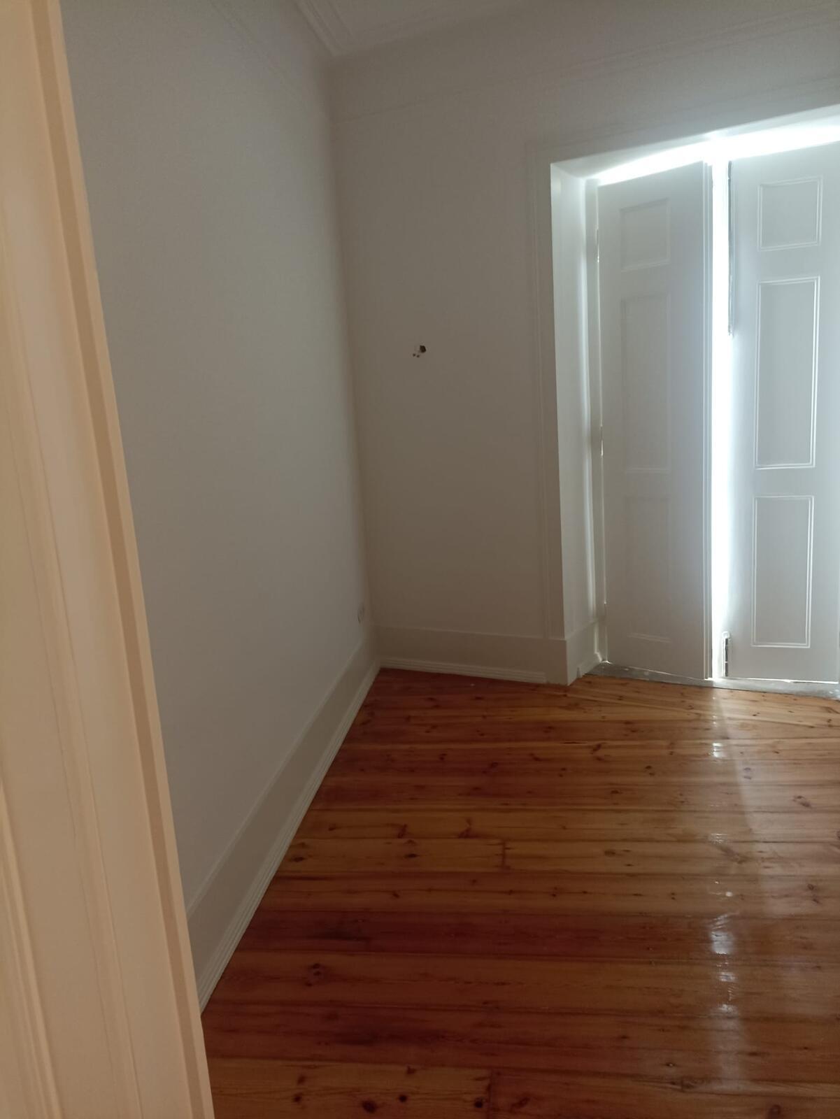 Quarto com porta dupla restaurada