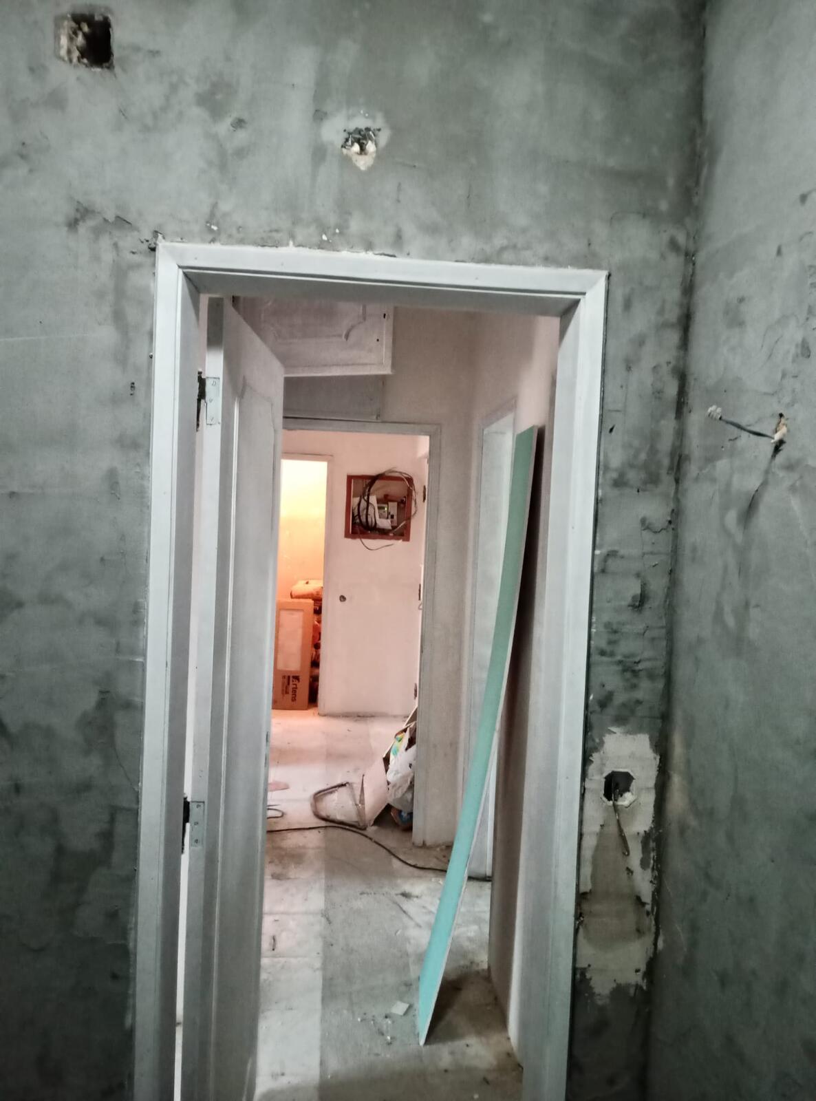 Demolição concluída, com o vão da porta já aberto