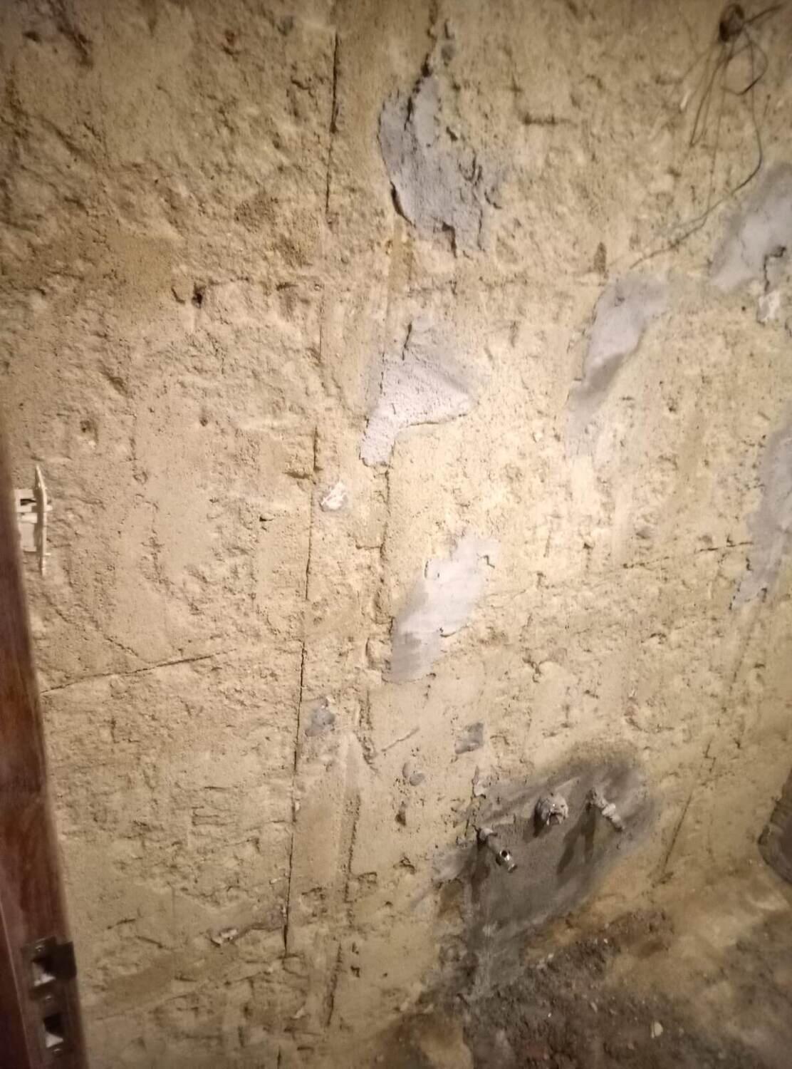 Antes: parede ao tosco, depois de retirado o azulejo antigo