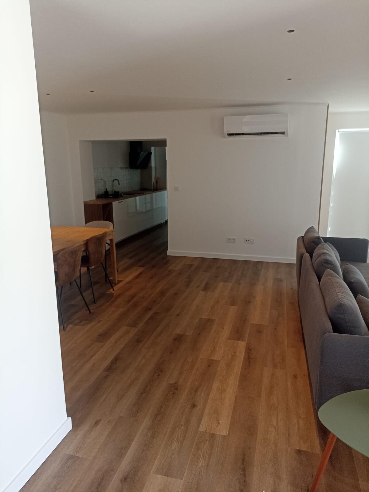Sala e cozinha em open space, com pavimento flutuante novo