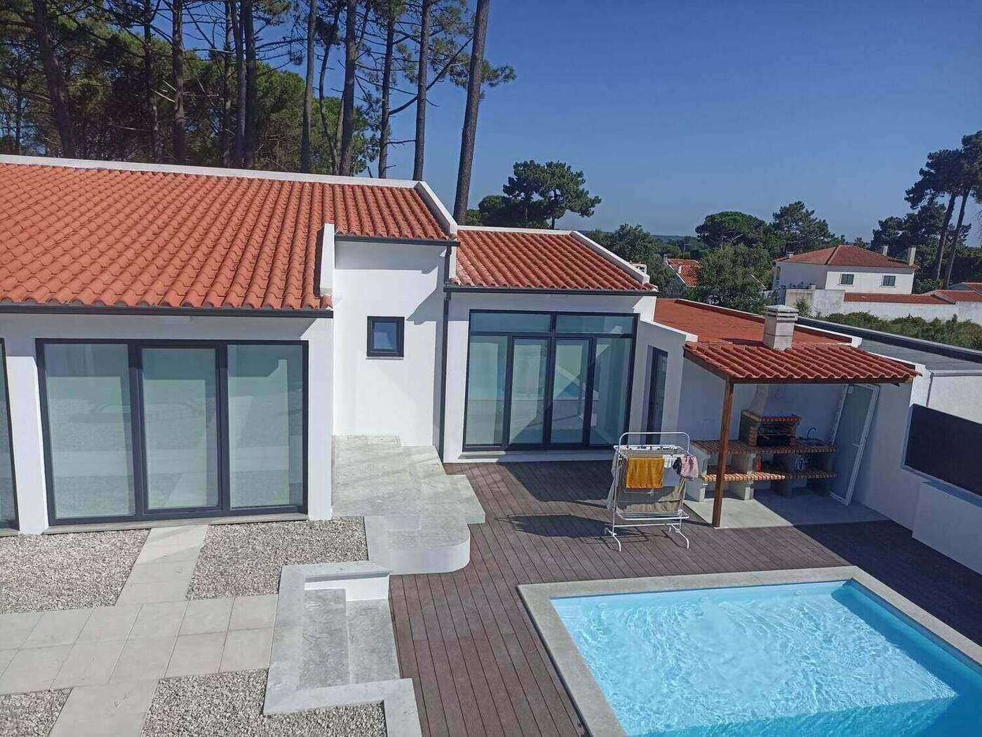 A moradia vista de cima, com a piscina e o deck concluídos