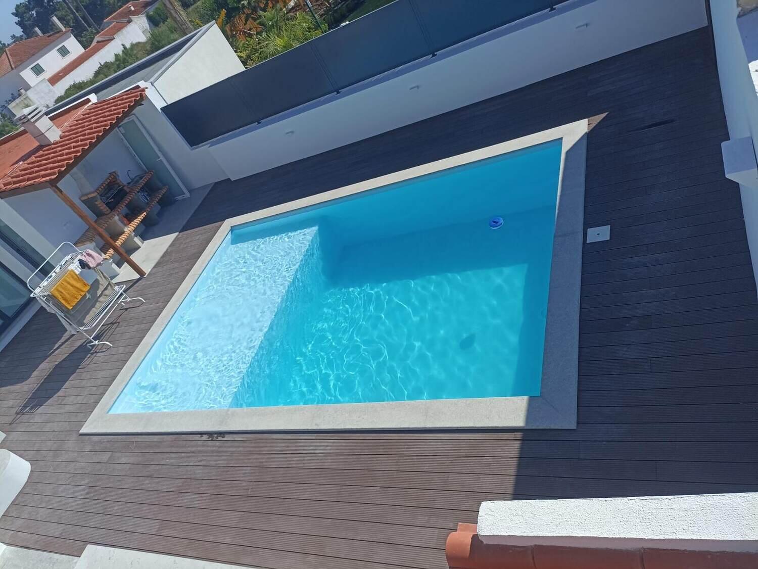 Piscina e deck em madeira