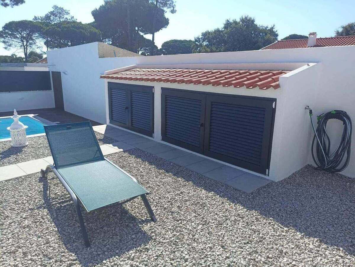 Alçado lateral, com a garagem e o acesso à piscina