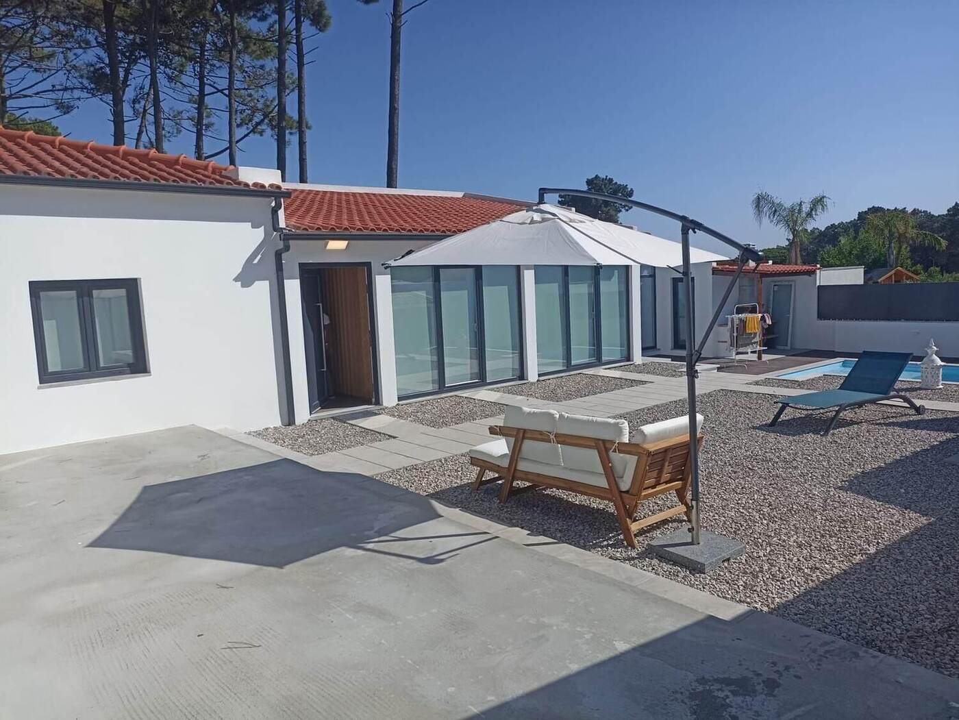 Pátio exterior com zona de estar e espreguiçadeiras