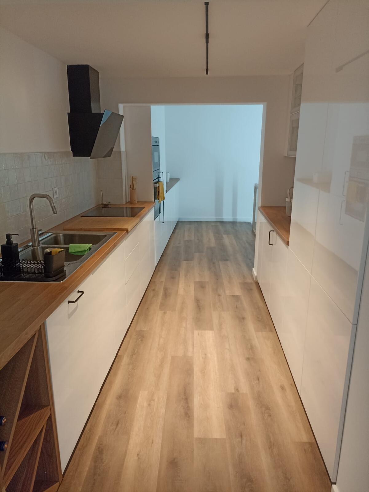 Cozinha equipada, com bancada e eletrodomésticos encastrados