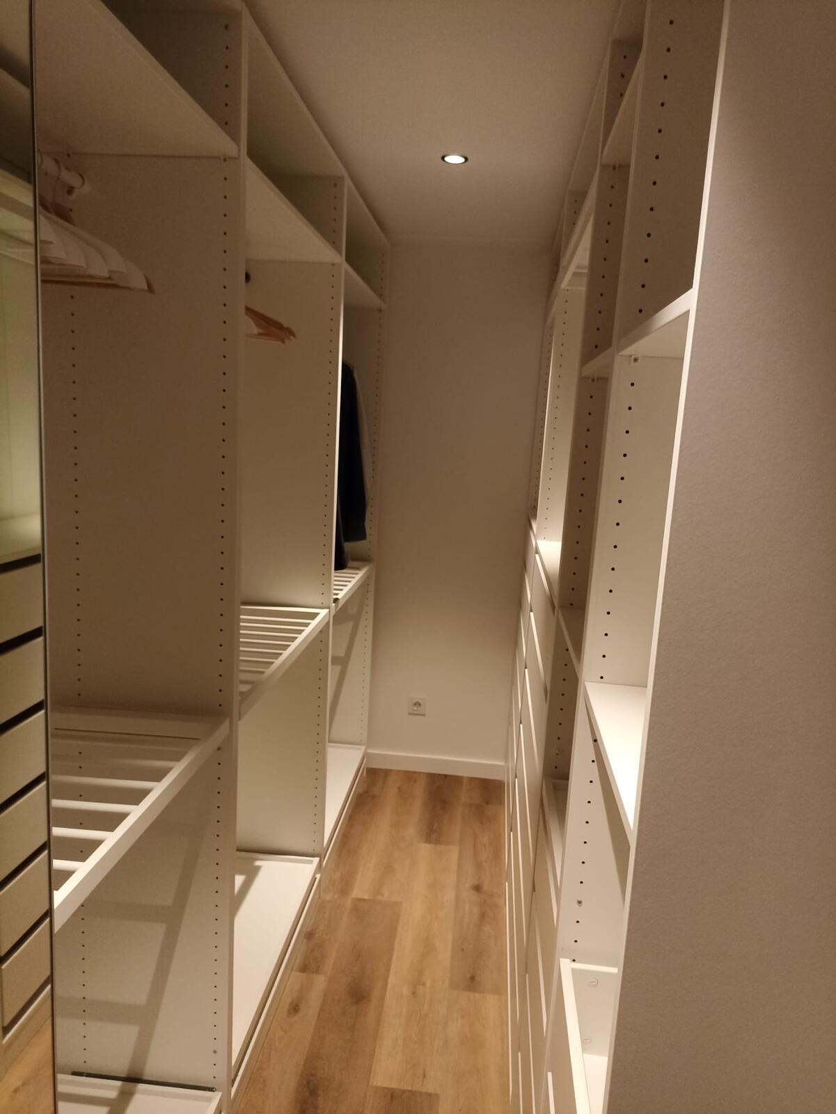 Roupeiro interior, com prateleiras e gavetas