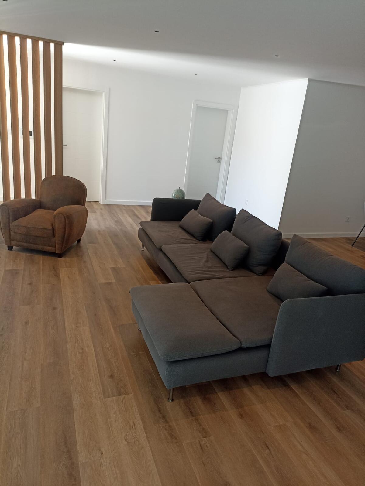 Sala ampla, já mobilada