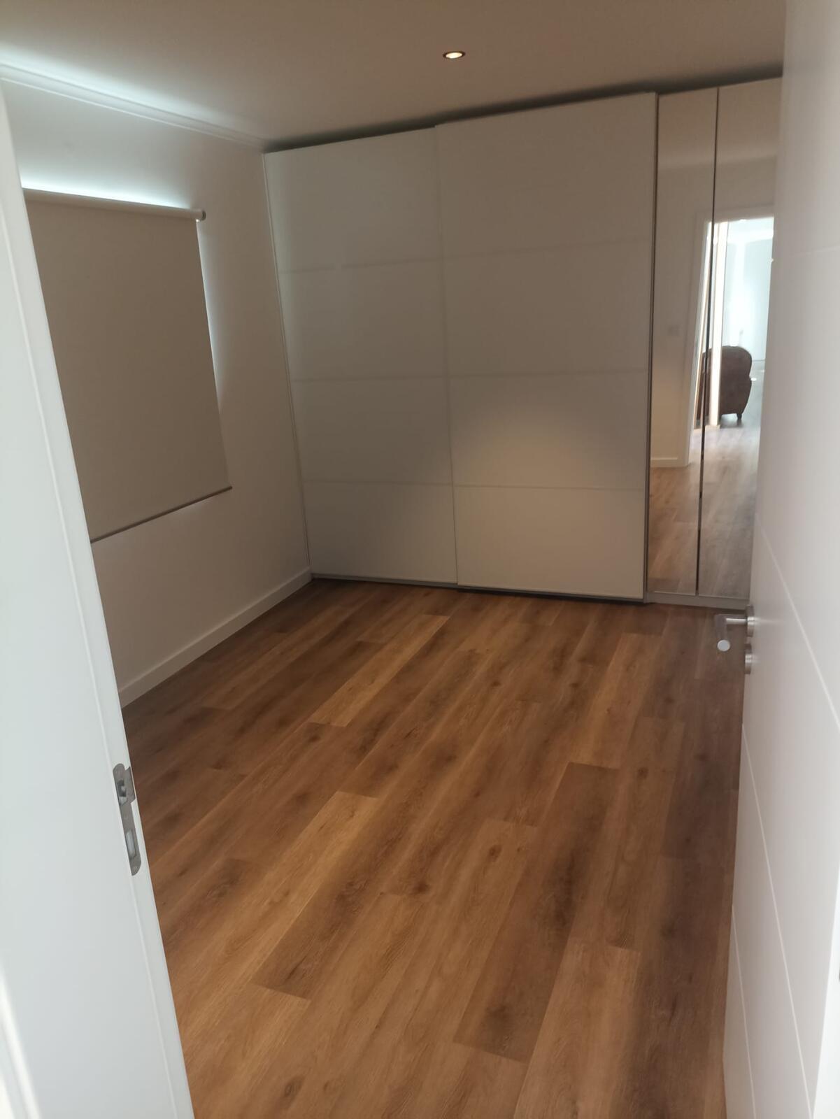 Quarto com roupeiro de portas espelhadas