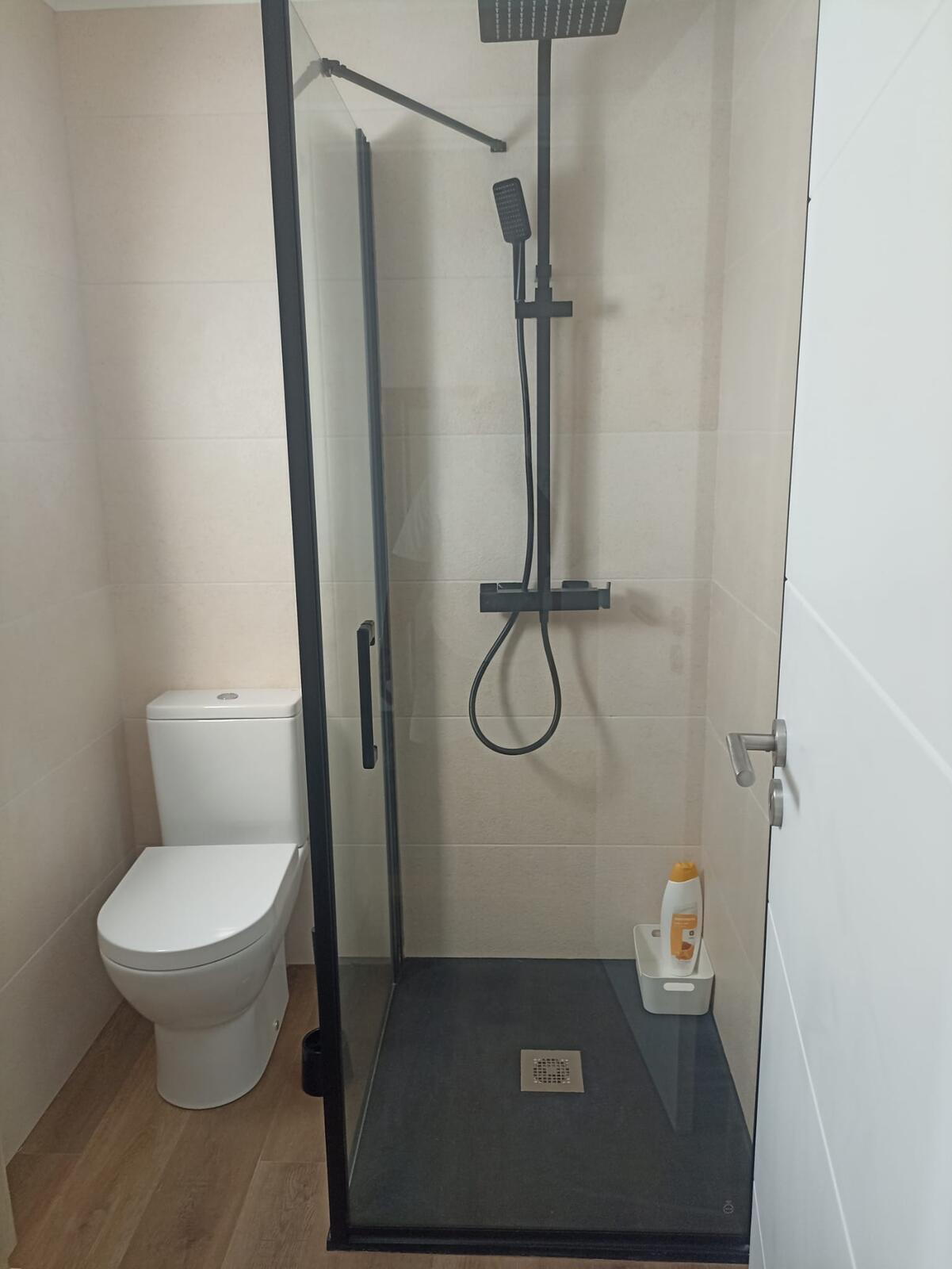 Casa de banho com base de duche ao nível do pavimento
