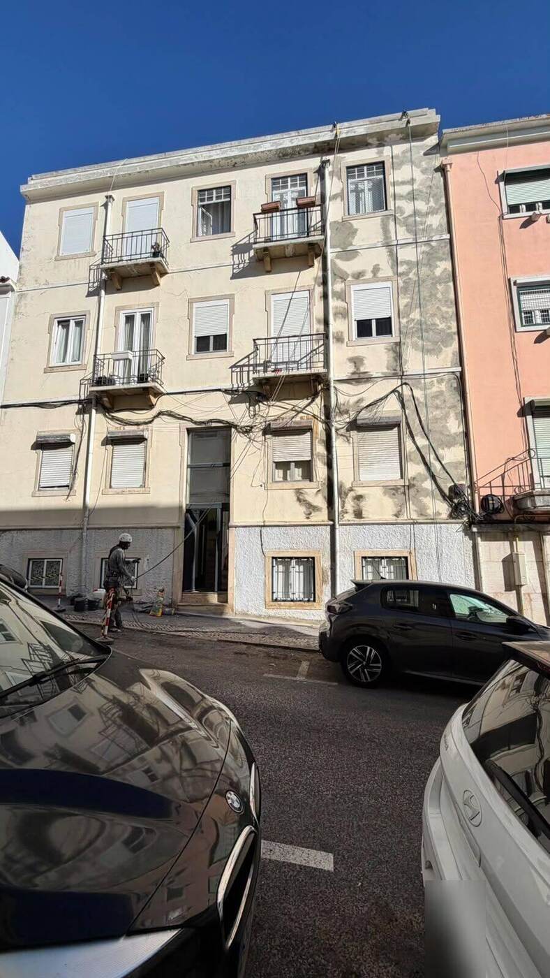Técnico da RJ Vertical junto às cordas de acesso, na reparação da fachada de um prédio em Lisboa