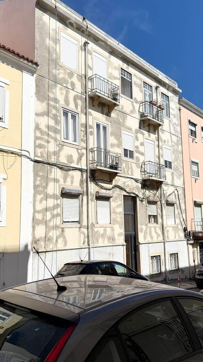 Reparação do reboco da fachada de um prédio em Lisboa por acesso por corda, sem andaimes | RJ Vertical